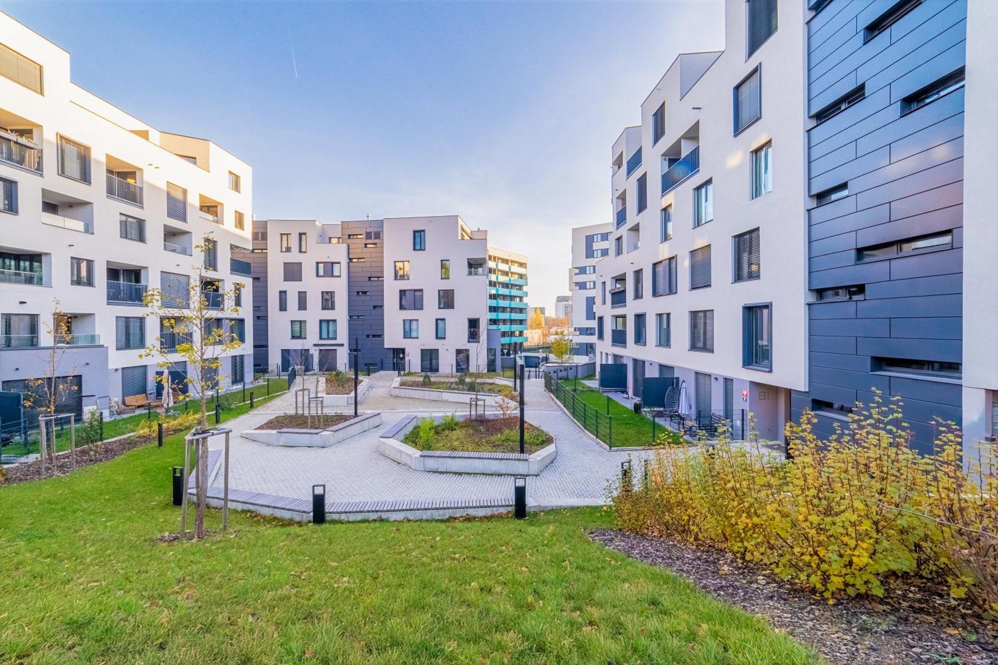 Chic Living At Vista Serenity With Balcony * Prague